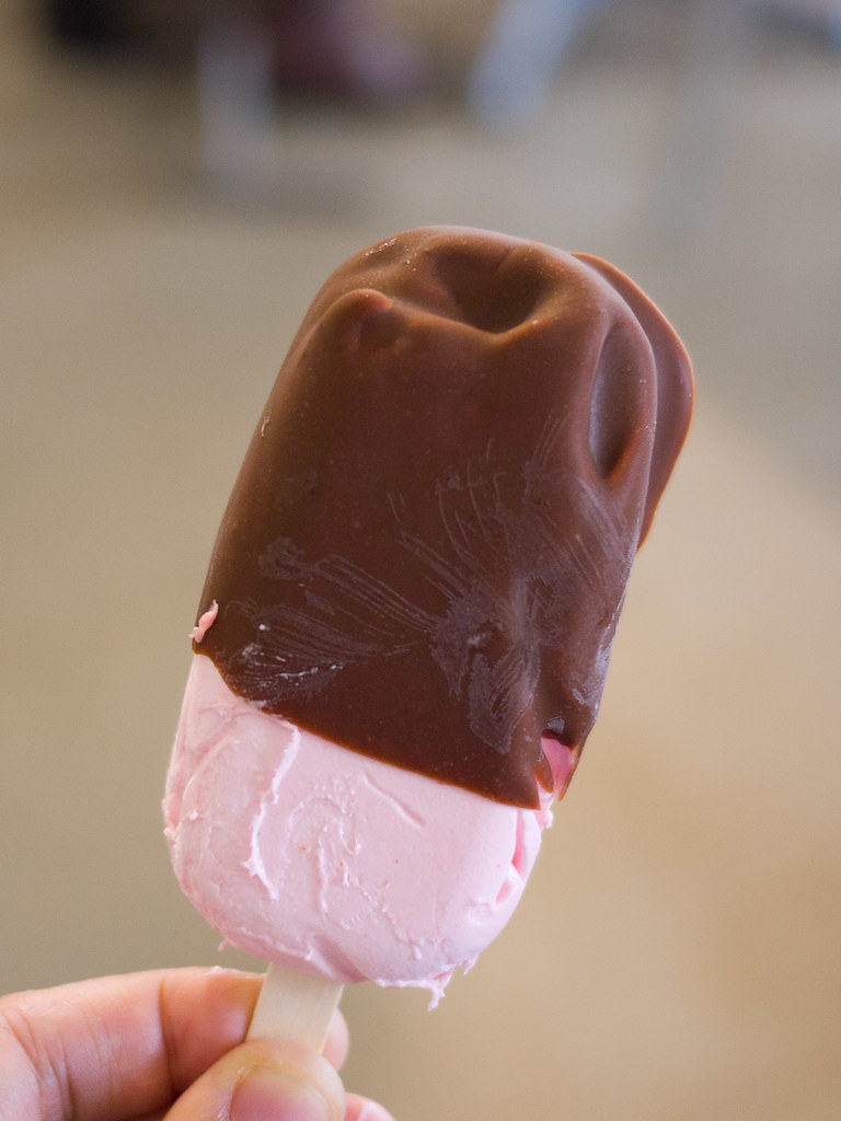 Chocolatedipped strawberry ice cream Gabriel Chocolate, Y… Flickr