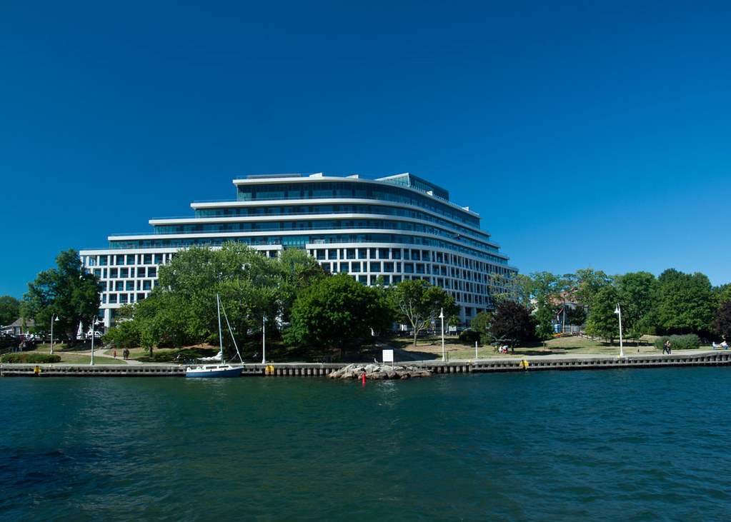 Oakville Waterfront A new condo building on 16 Mile Creek … Flickr