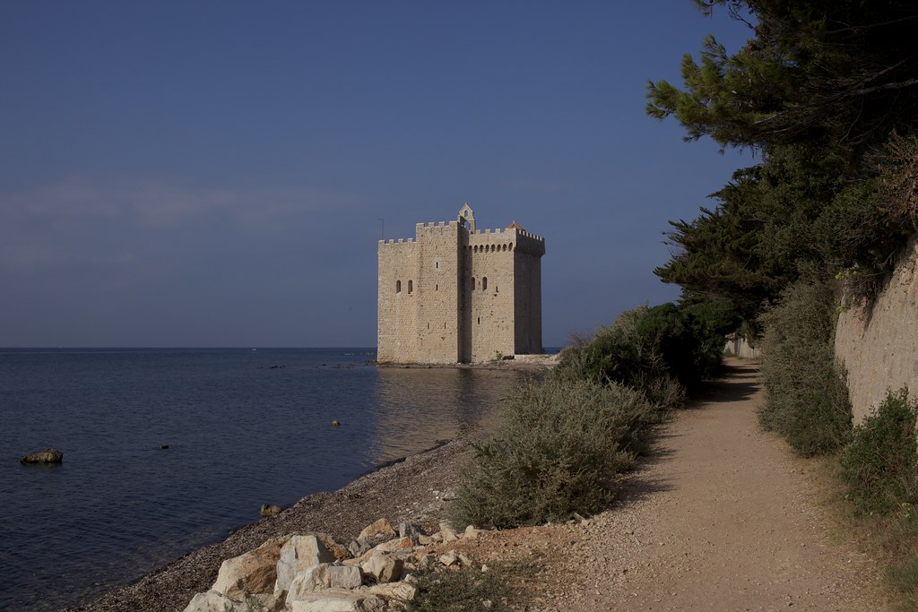 La forteresse L'île SaintHonorat perpétue le souvenir d'H… Flickr