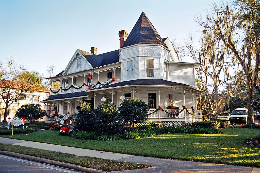 Turreted Victorian House, Ocala A house converted to a bus… Flickr