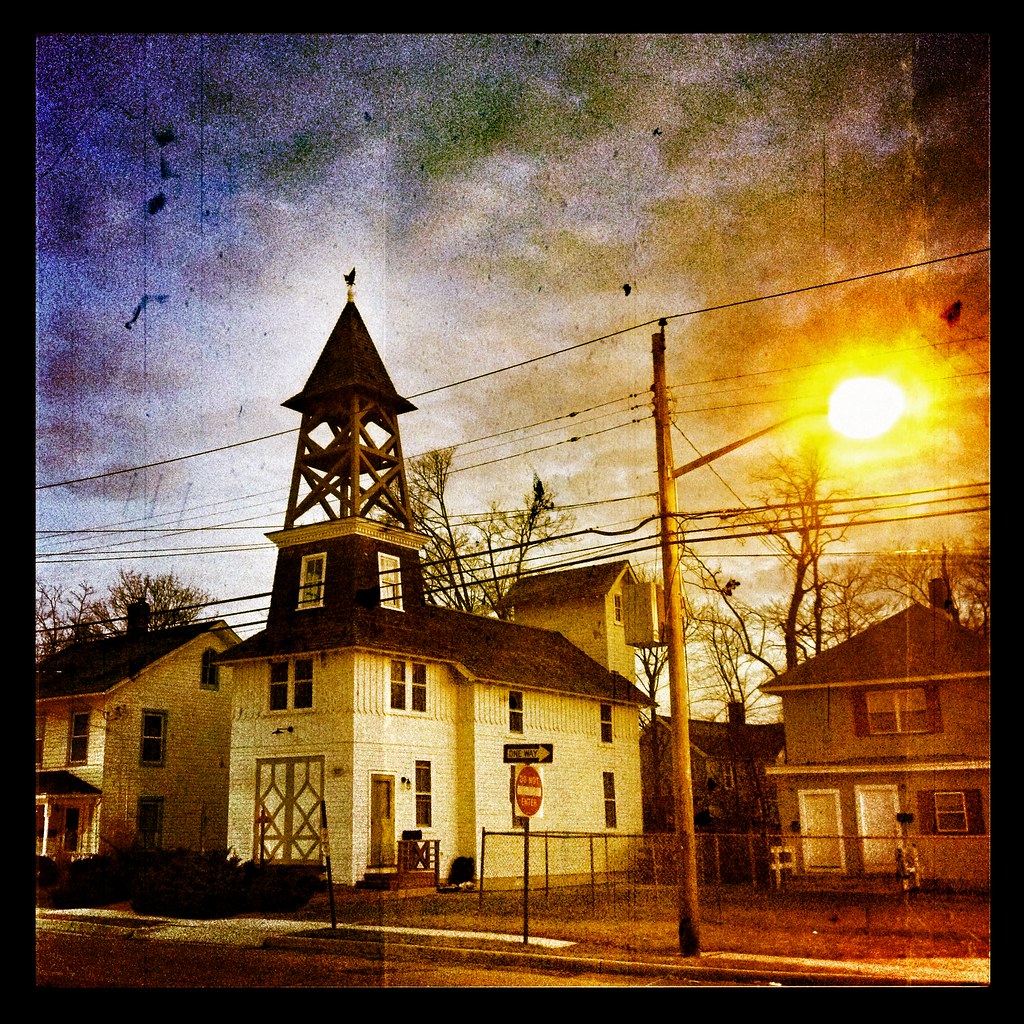 Bay Shore, New York It's a shame that old house got in the… Flickr