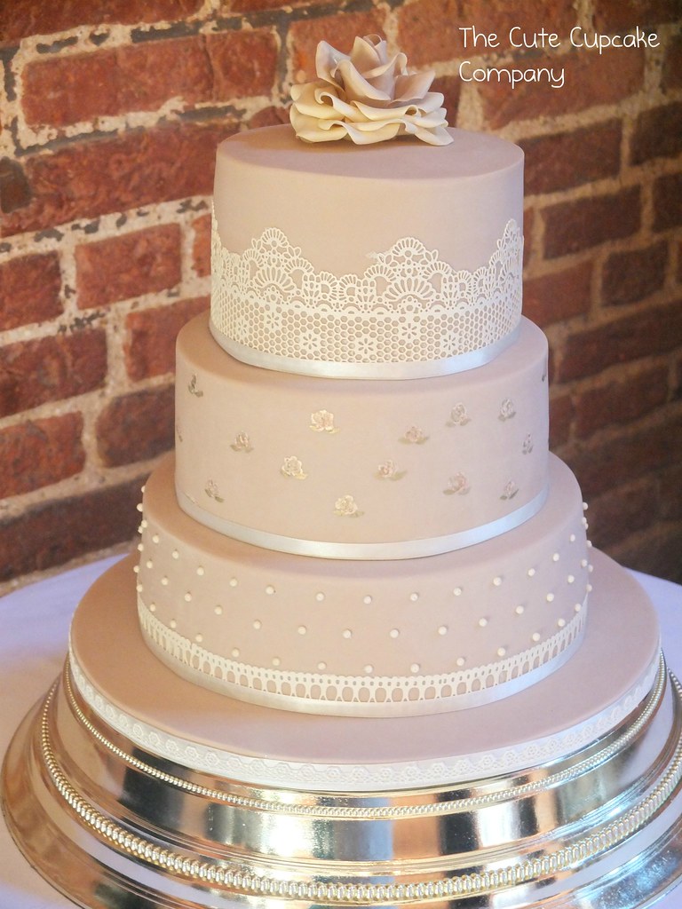 Latte and lace Loved making this cake, latte coloured icin… Flickr