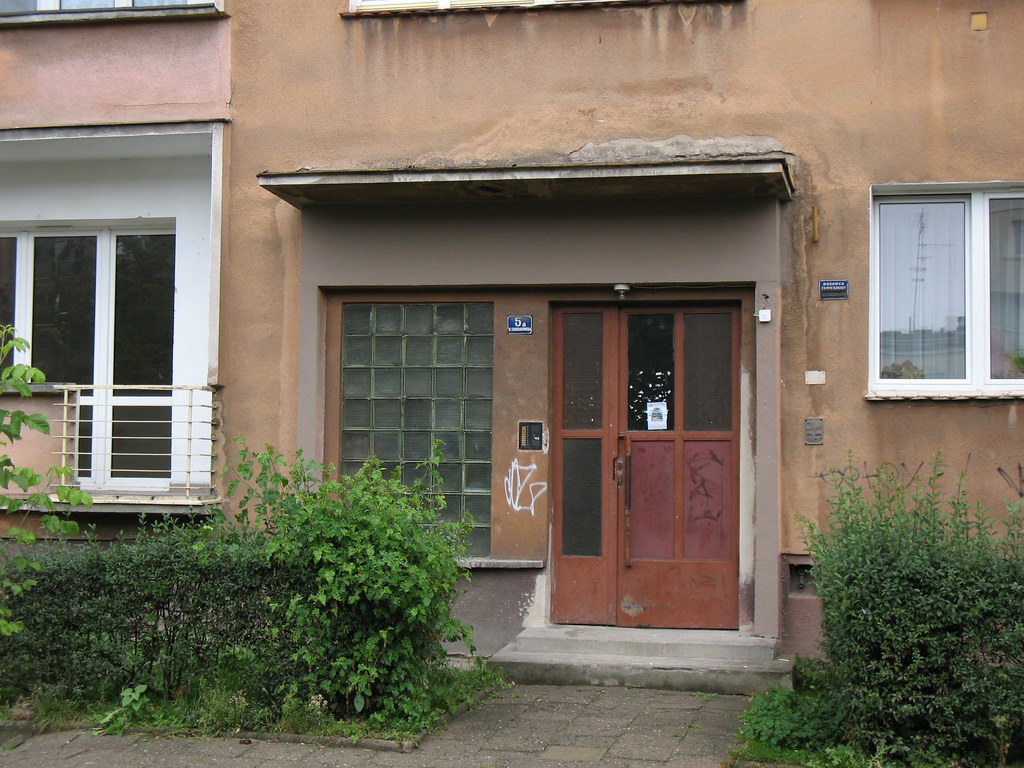 An house in Tarnow, Poland House door in Tarnow, Poland. 1… Flickr