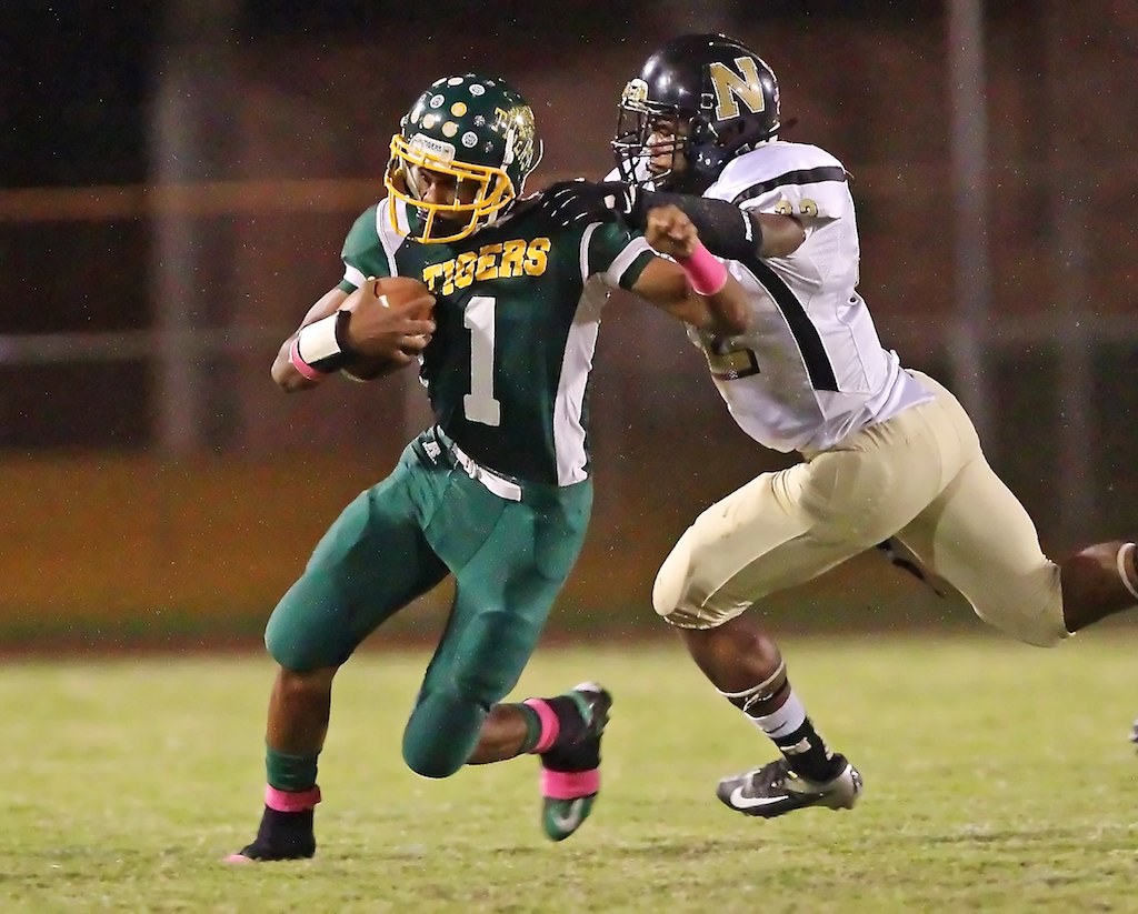 D82H7919 Jim Hill's Justin Tidwell tries to break free fro… Flickr