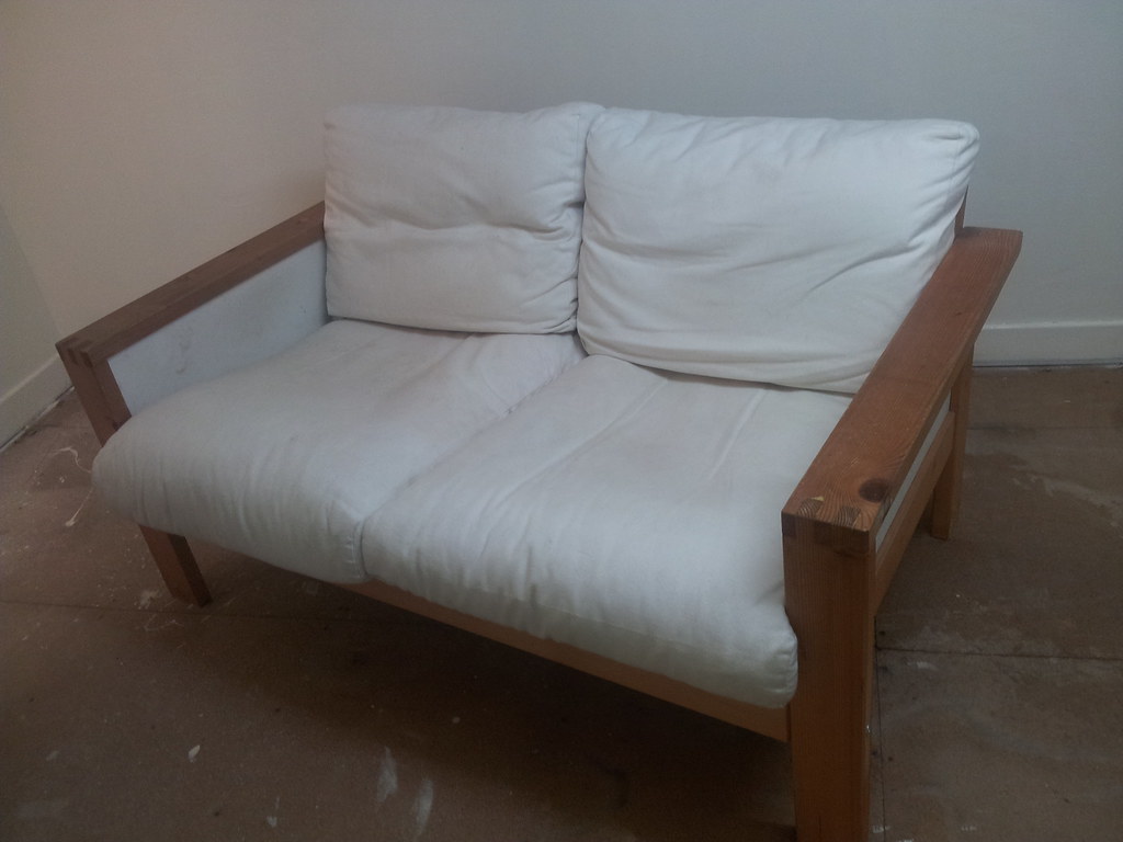 Free sofa 2 person sofa looking for a new home. Kyle Gordon Flickr