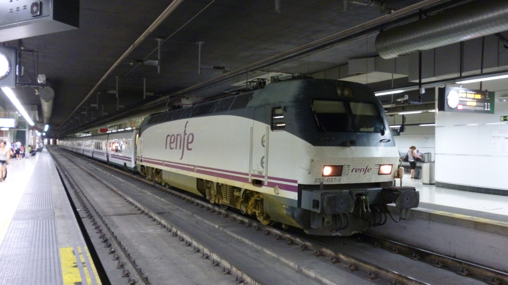 Renfe 252.057 en Barcelona Sants Renfe 252 remolcando el T… Flickr