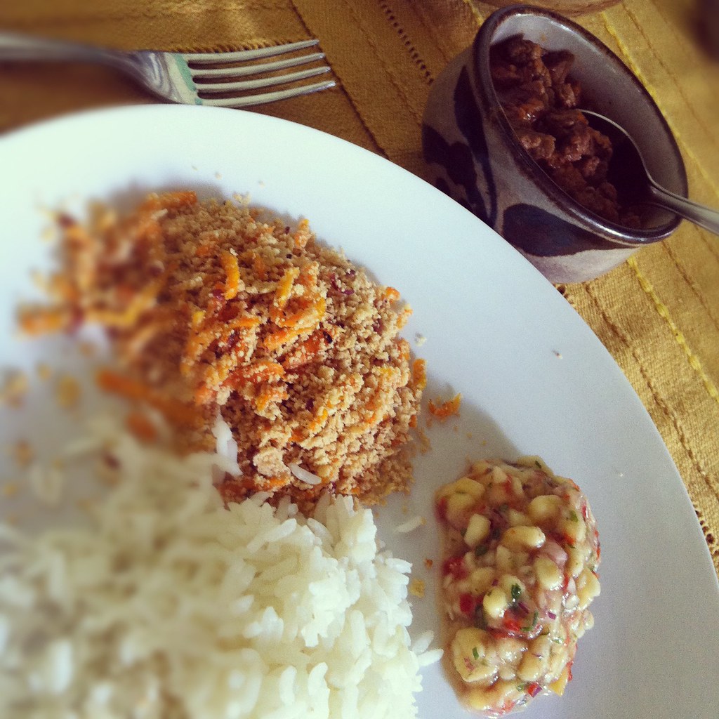 Picadinho com farofa de cenoura e vinagrete de banana Flickr