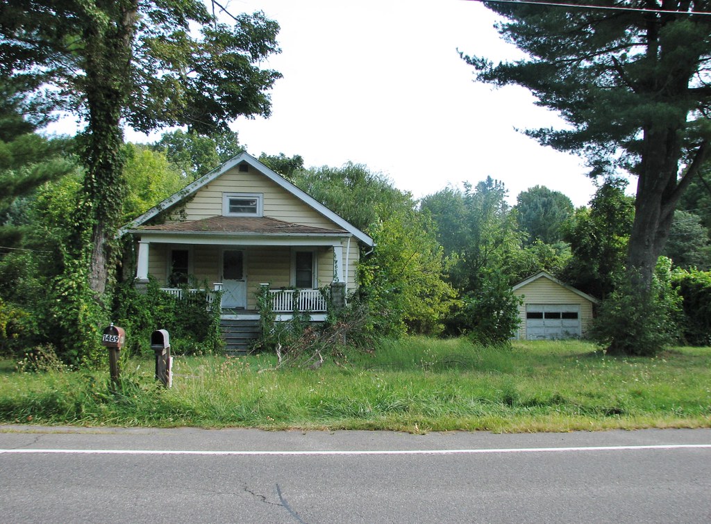 A ST REMY NY ABANDONED HOUSE IN SEP 2016 What a mess and j… Flickr