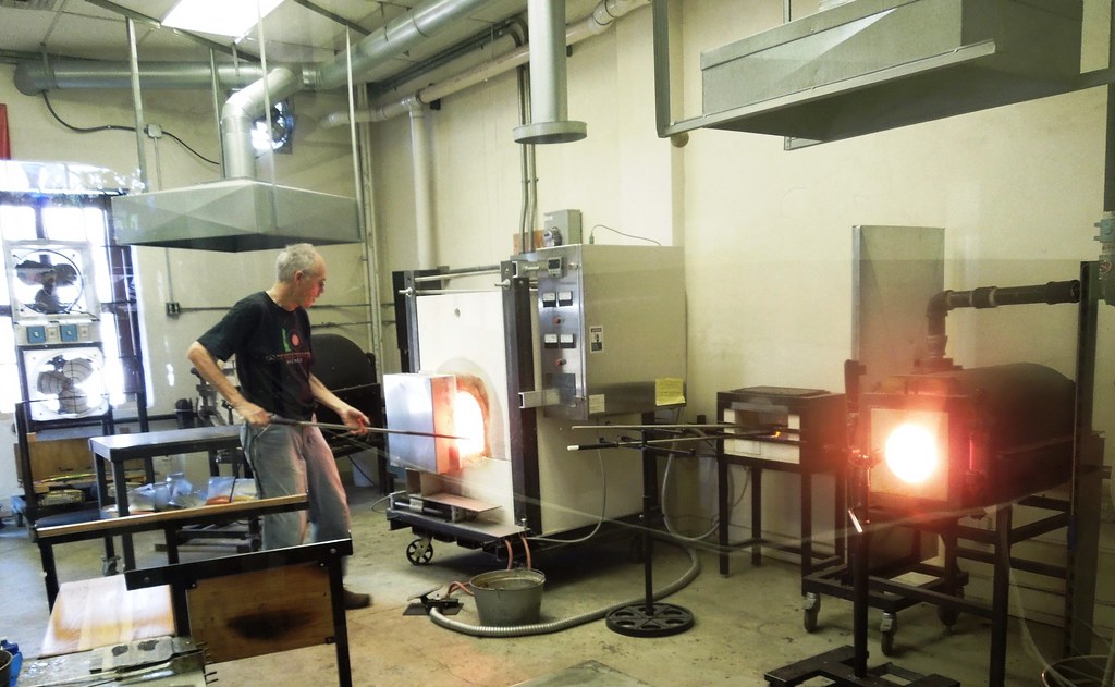 Akron Glass Works Akron, OH Glass blower Russ alternates… Flickr
