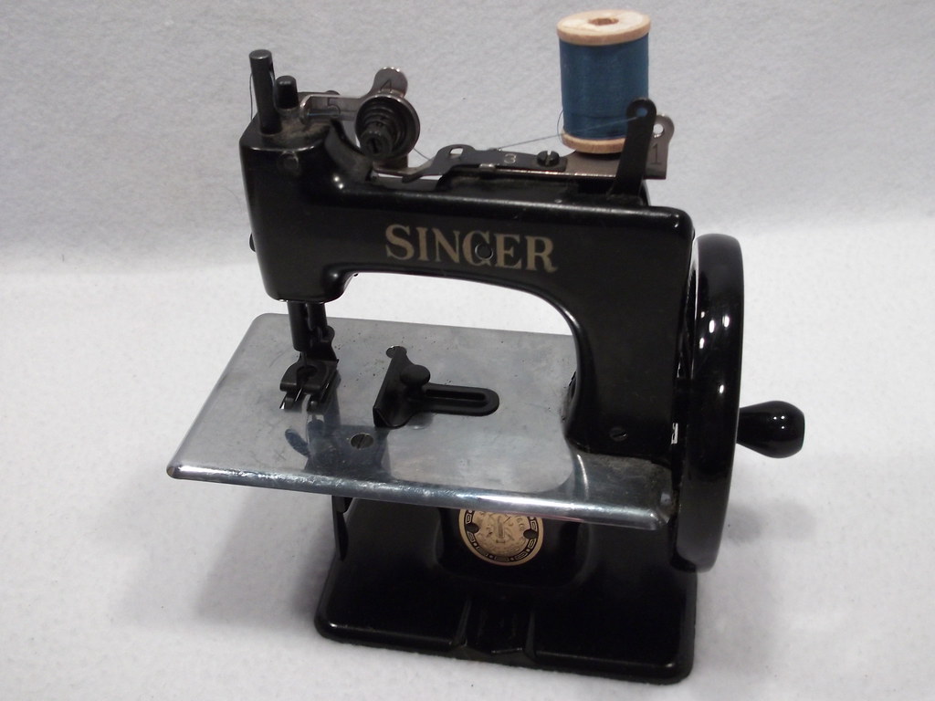 1953 Singer Sew Handy model 20 tan sewing machine www.katr… Flickr