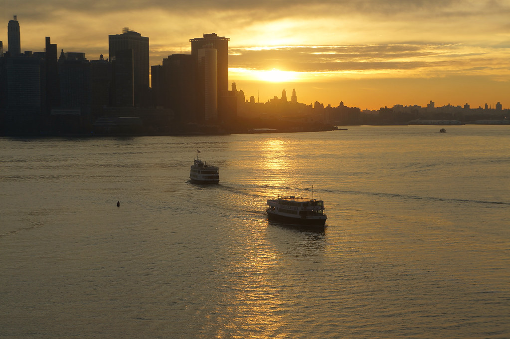 Ships pass on Hudson River as morning dawns over Manhattan… Flickr