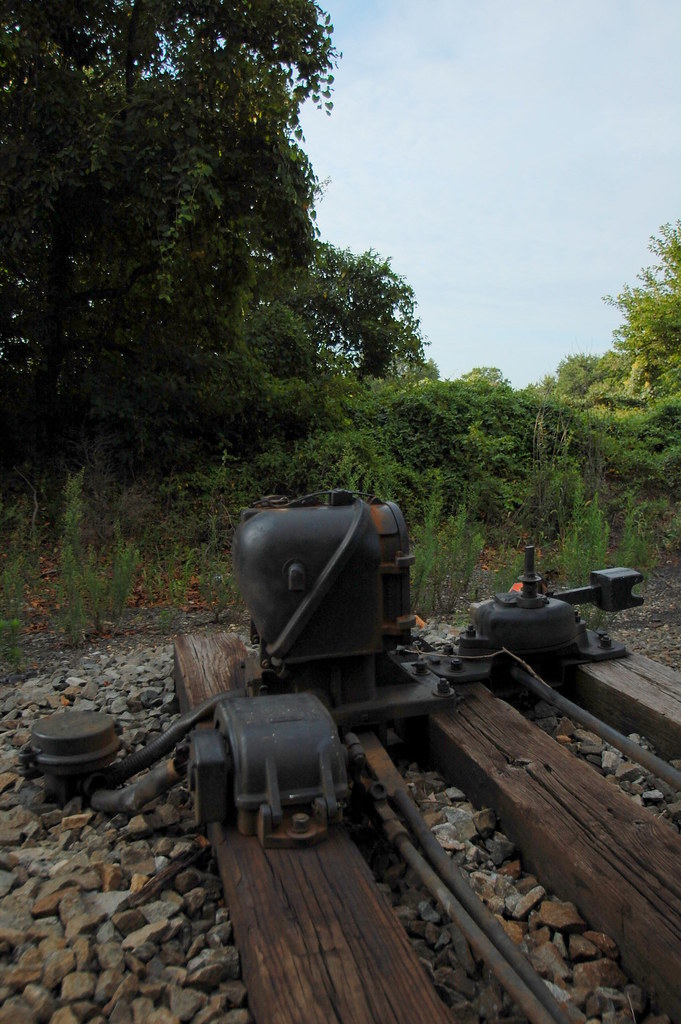 Aden Rd train bridge Matt Capriglione Flickr