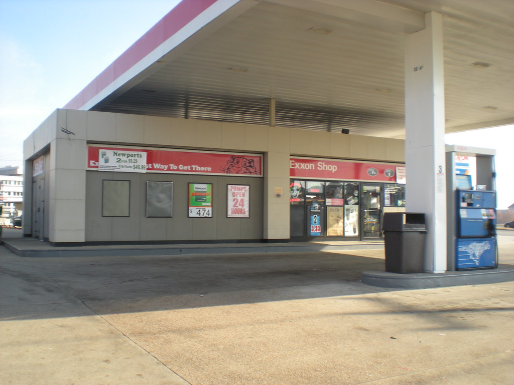 Exxon/Exxon Shop An Exxon gas station and Exxon Shop conve… Flickr