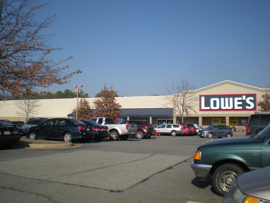 Lowe's Lowe's 381 (123,077 square feet) 9490 W Broad Stre… Flickr
