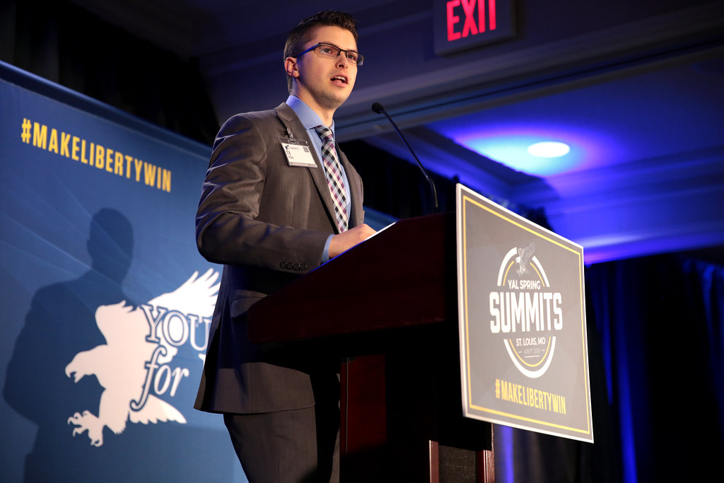 Ty Hicks Ty Hicks speaking with attendees at the 2018 Youn… Flickr