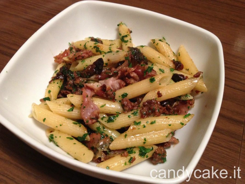 Penne prugne, salsiccia e speck www.candycake.it ellytorino12 Flickr