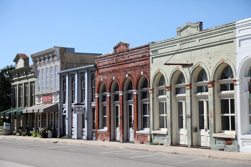 downtown_hutto_tx_5Div0062 This is the main street through… Flickr