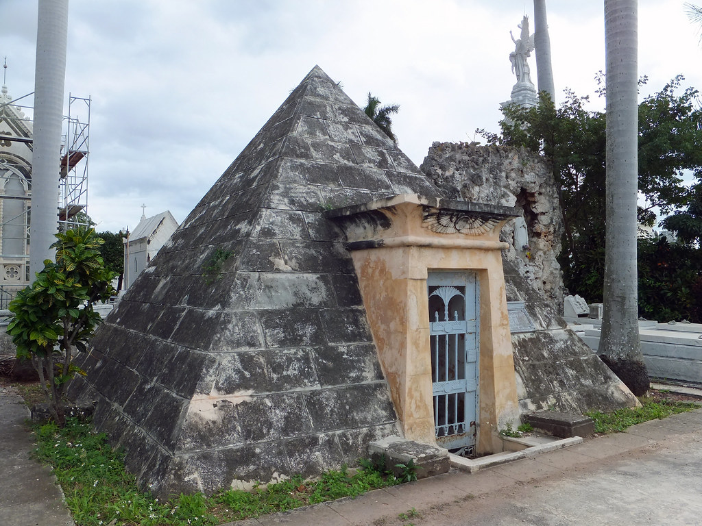 Pyramid mausoleum (Colon Cemetery Havana) (2) Joe Flickr
