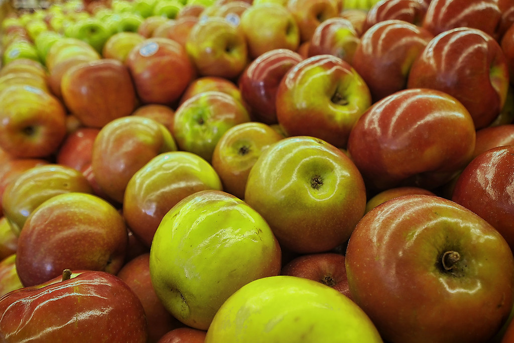 An apple a day Une pomme par jour... The theme for Week