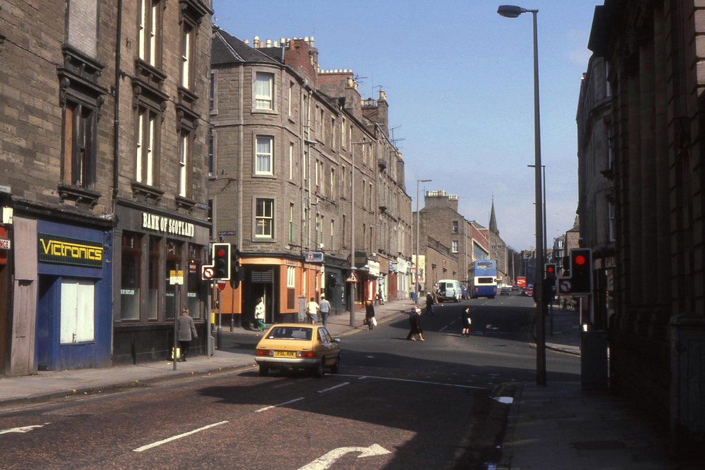 Arbroath Road from Victoria Street, 1986 A street scene wi… Flickr
