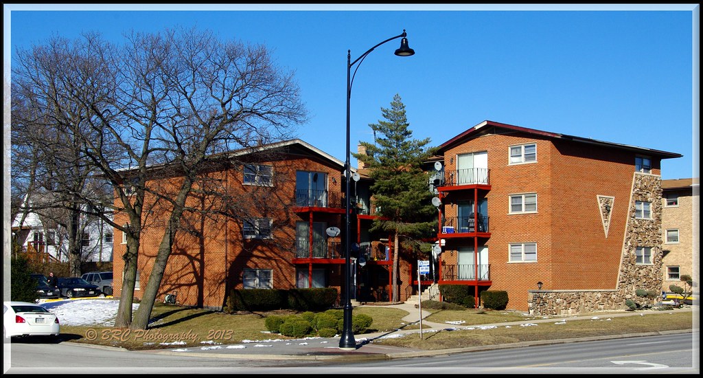 Apartment Bldg, Hickory Hills, Illinois A giant Spruce tre… Flickr