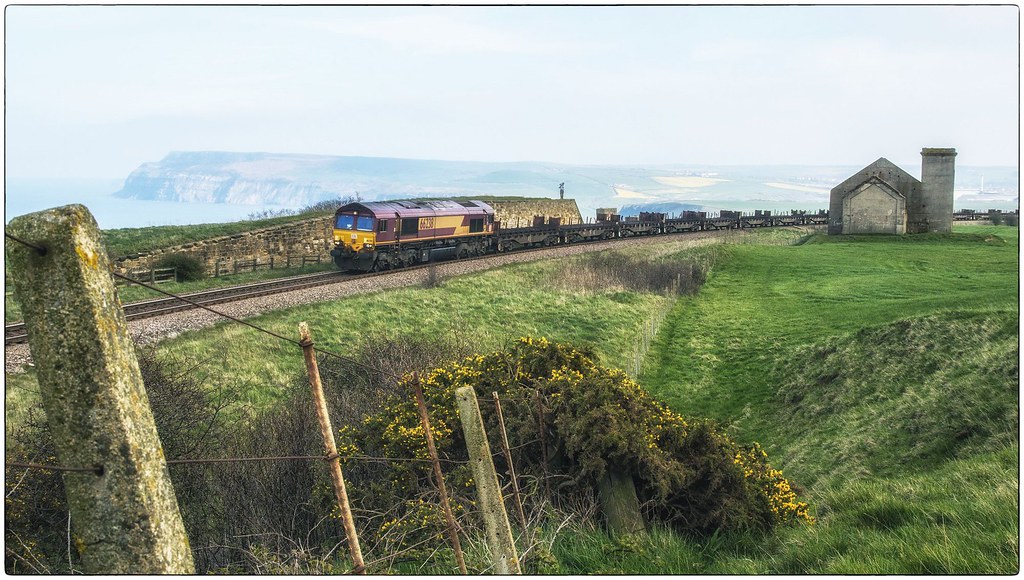 Fan House 66238 passes the Fan House at Hunts Cliff with a… Flickr