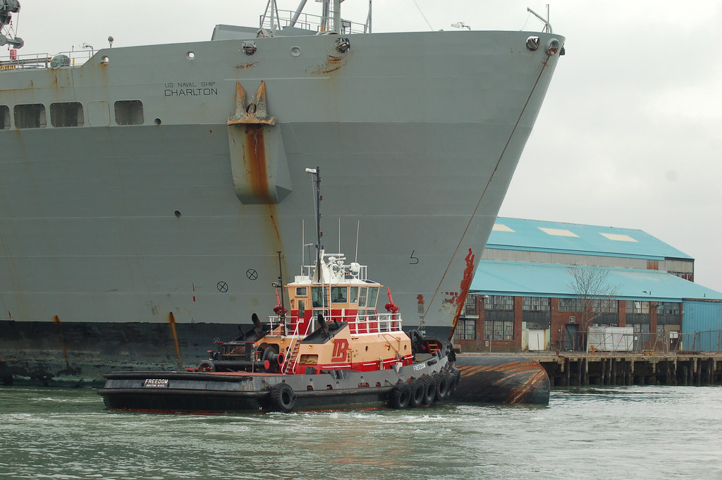 Freedom towing USNS Charlton TAKR314 into the drydock at… Flickr