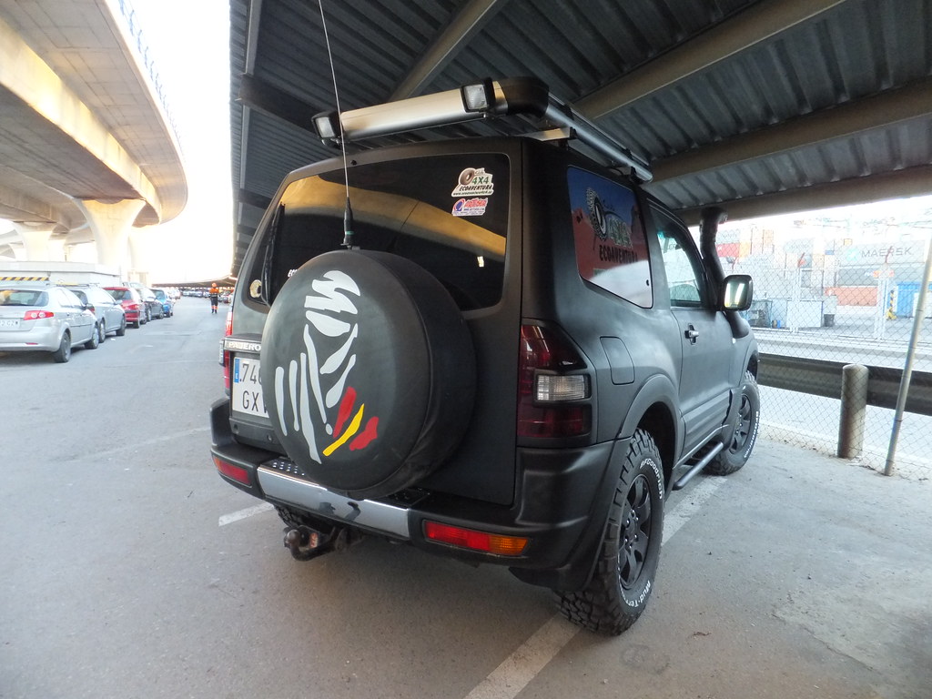 Matt black is the latest style This Mitsubishi Pajero (UK … Flickr