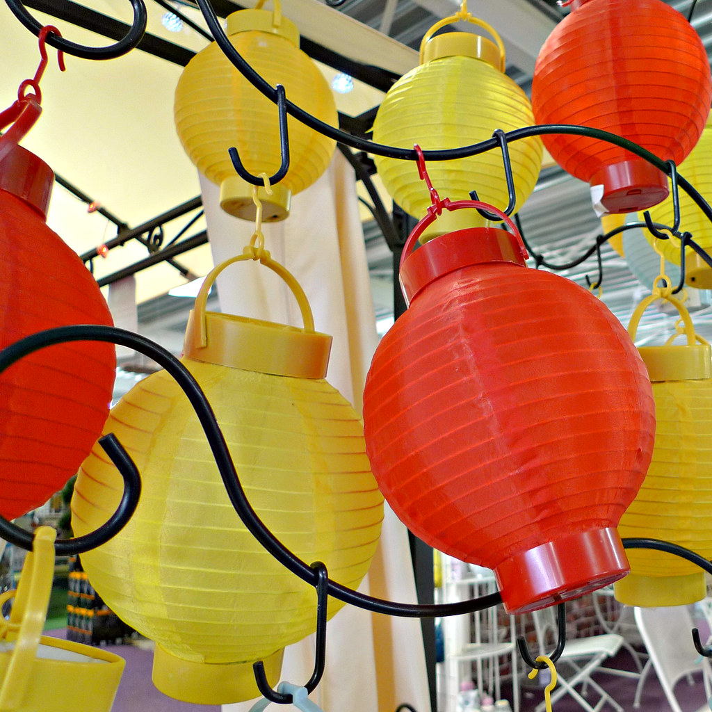 Red and yellow Chinese lanterns at the Dukeries Garden Cen… Flickr