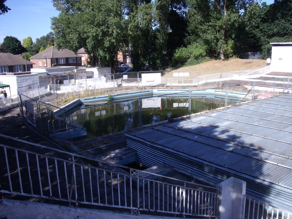 Broomhill Pool Grade IIlisted lido, closed in 2002, now s… Flickr