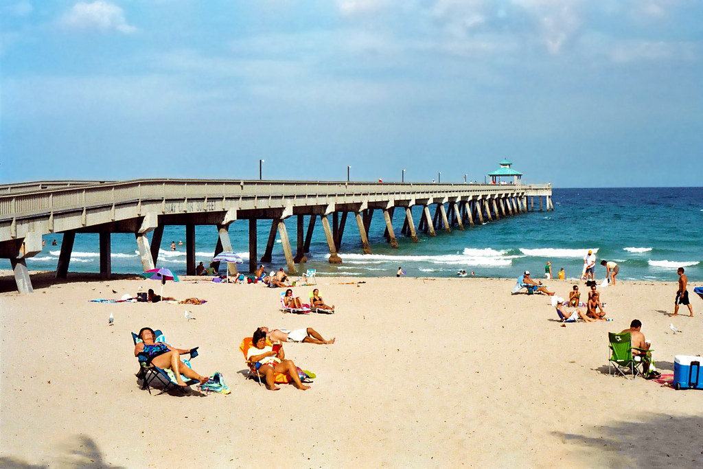 Deerfield Beach Pier View of the fishing pier, one of seve… Flickr