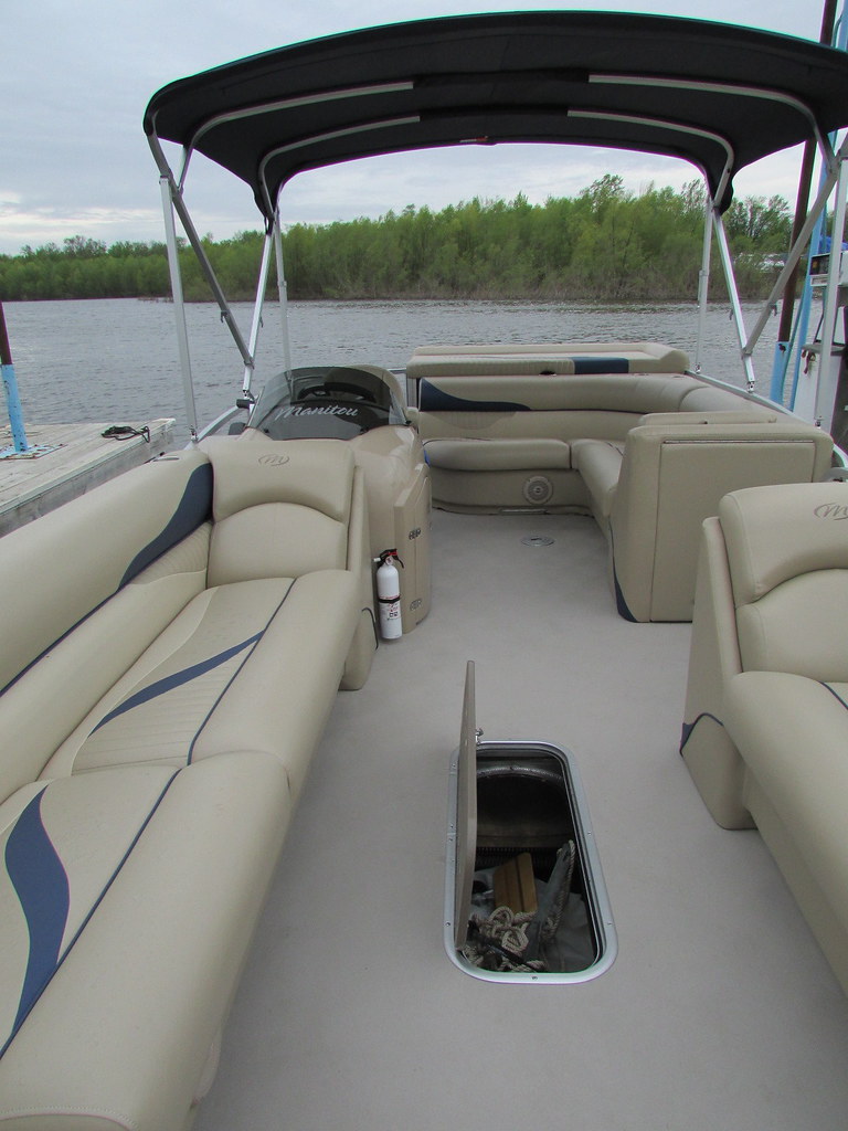 Manitou Oasis 24' VP Blue_4 Great River Boat Rental Flickr