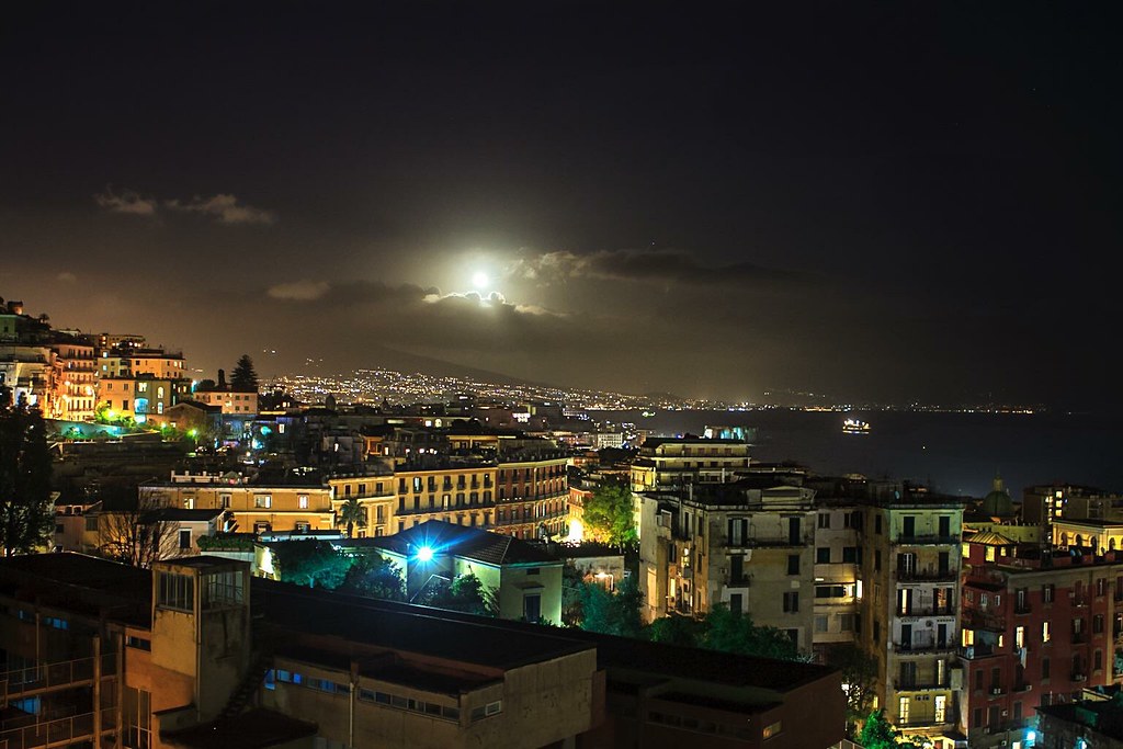 In Napoli Full Moon! Italy. Vilma de Salazar Flickr