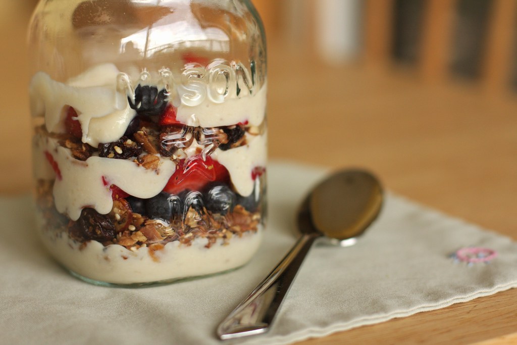 banana granola parfait (forks over knives) frontierdreams.… Flickr