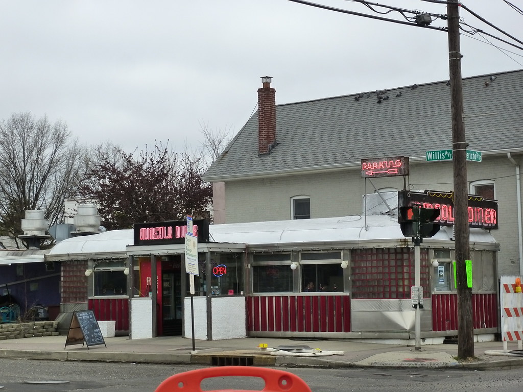 Mineola, NY Diner Not an easy place to photograph with all… Flickr
