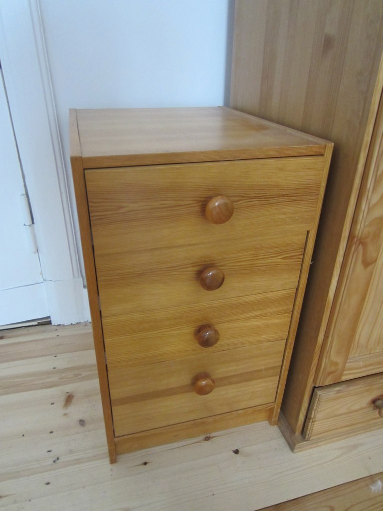 Small chest of drawers 4x1 €20 3 shallow drawers and 1 dee… Flickr