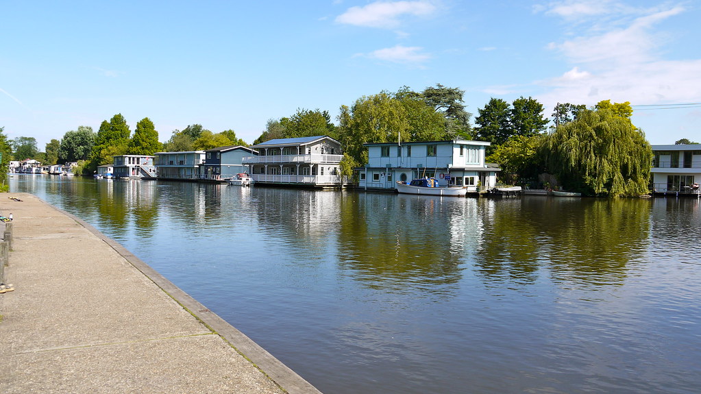 Houseboats near Hampton Court On the path from Hampton Cou… Flickr