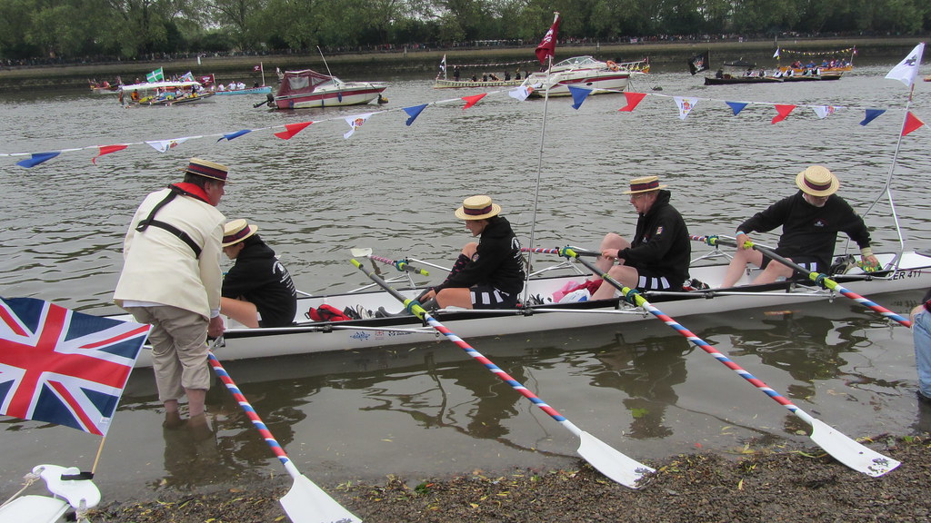 Nearly there Leicester Rowing Club taking part in the Tham… Flickr