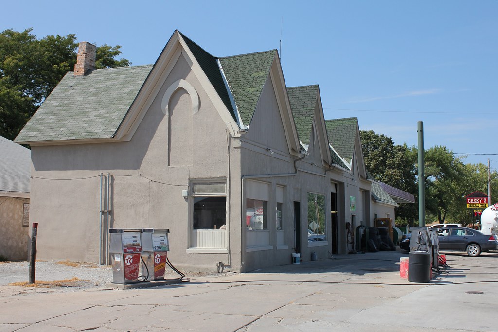 Gas Station Hamburg, IA Oldschool gas station with a mo… Flickr
