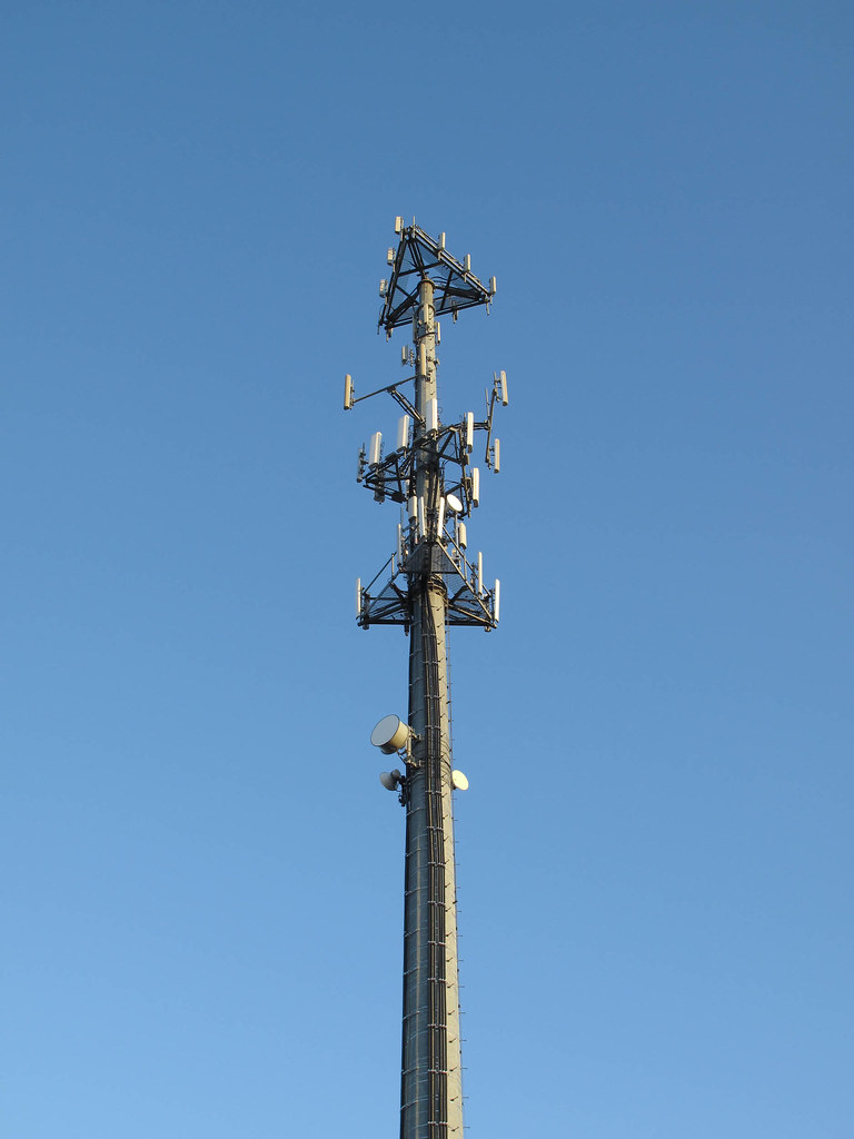 Communications Antenna in San Antonio photo by Scott Beale… Flickr
