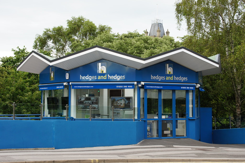 Hedges & Hedges estate agents (ster's Inn in … Flickr