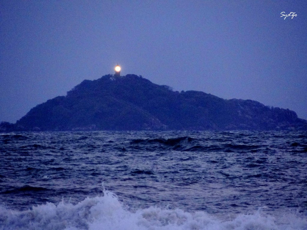 DSC01238 Oyster Rock Lighthouse, Karwar beach, Shot at 7.3… Flickr