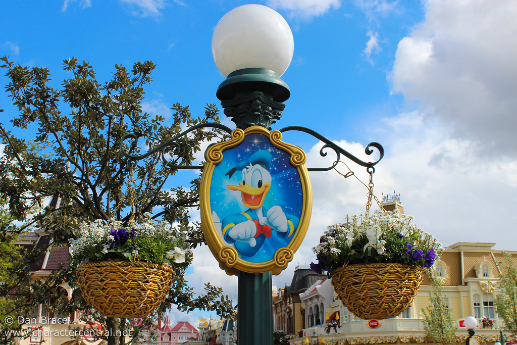 Main Street lamp Disneyland Park, Disneyland Paris. April … Flickr