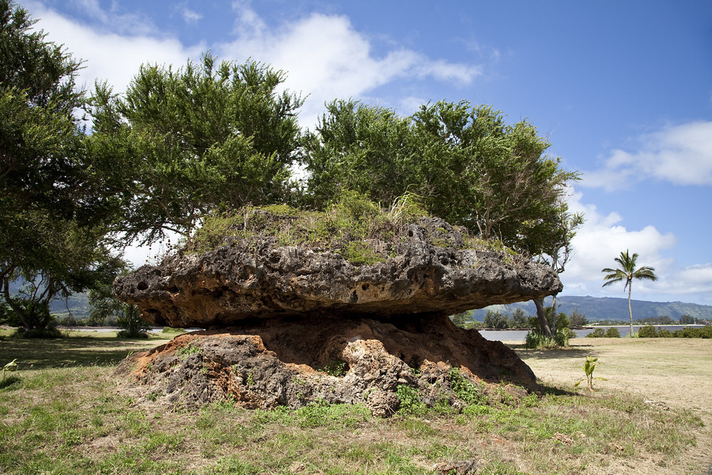 Balancing rock (Pohaku o Lana'i) Kaiaka Bay beach Park, O'… Flickr