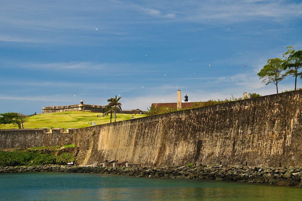 Kites flying near El Morro Outside the wall of Old San Jua… Flickr