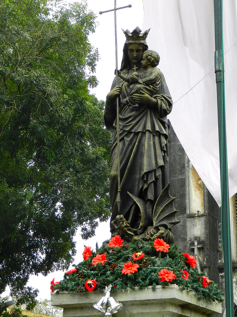 DSCN0594 (Fri 30122011) Our Lady Queen of Peace statue i… Flickr