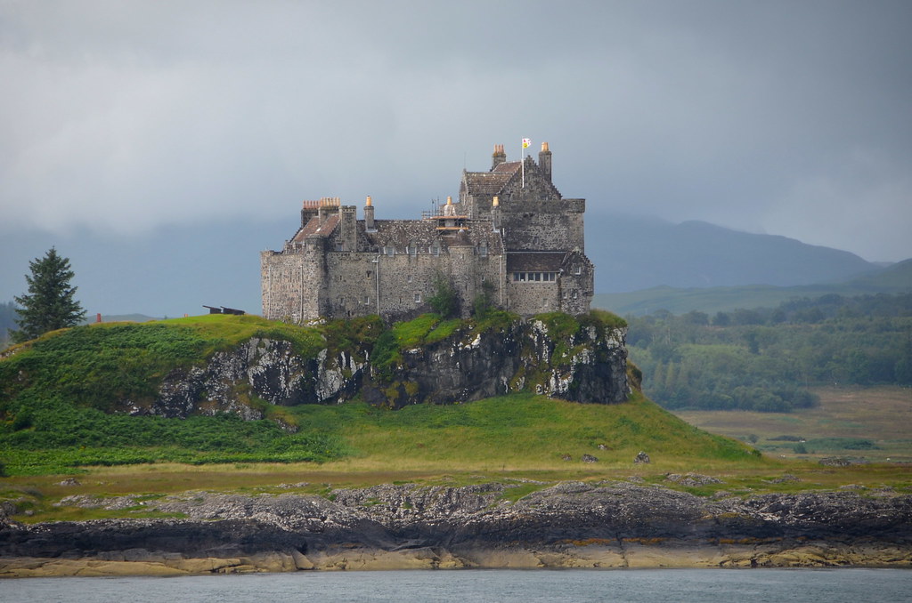 Duart Castle on the rock Duart Castle, Isle of Mull, as se… Flickr