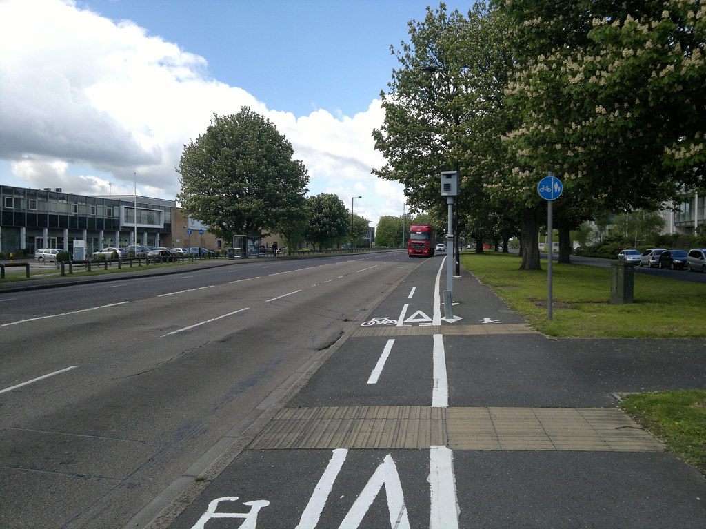 Bath Road, Slough Looking westwards in the general directi… Flickr