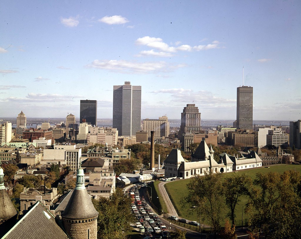La Place VilleMarie et le centreville de Montréal vus du… Flickr