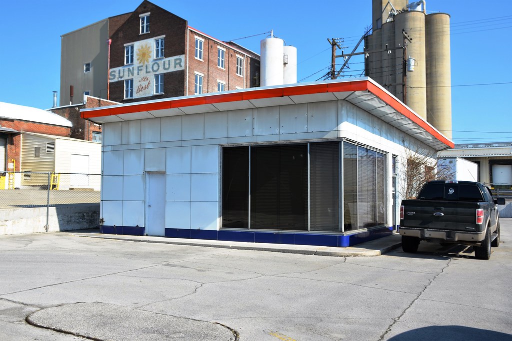 Kentucky, Hopkinsville, (former) Gulf Gas Station © Earl C… Flickr